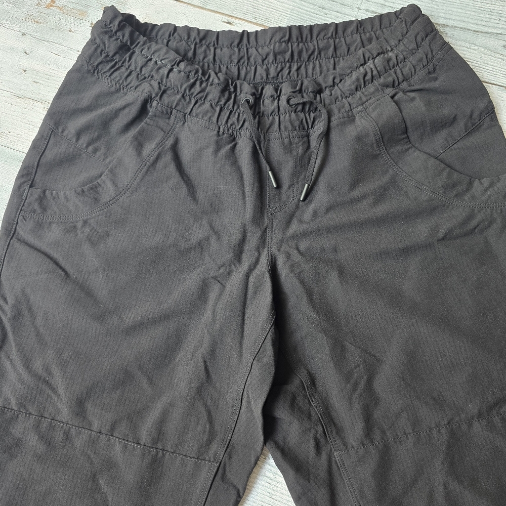 MEC Capri Black Cropped Pants Womens Size 4 - Picture 2 of 13
